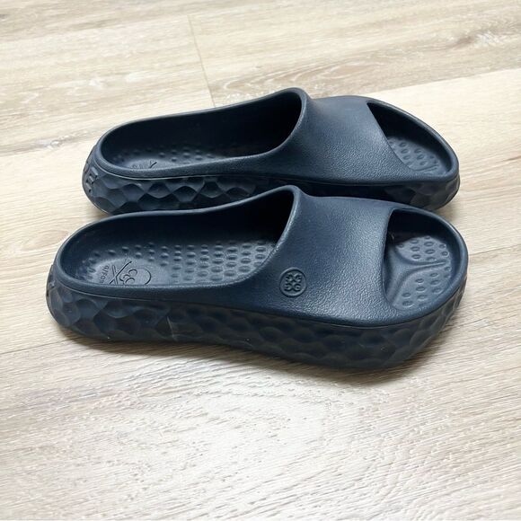 G/Fore Slide Shoe Street Sandals. These fit like a size 5 kids - Picture 5 of 8